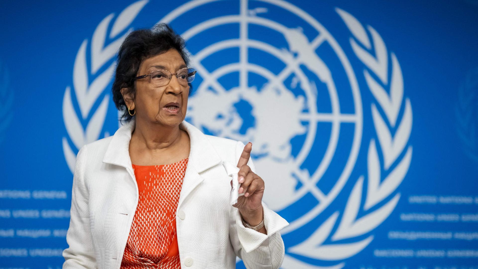 Navi Pillay vor dem Logo der Vereinten Nationen. | AFP