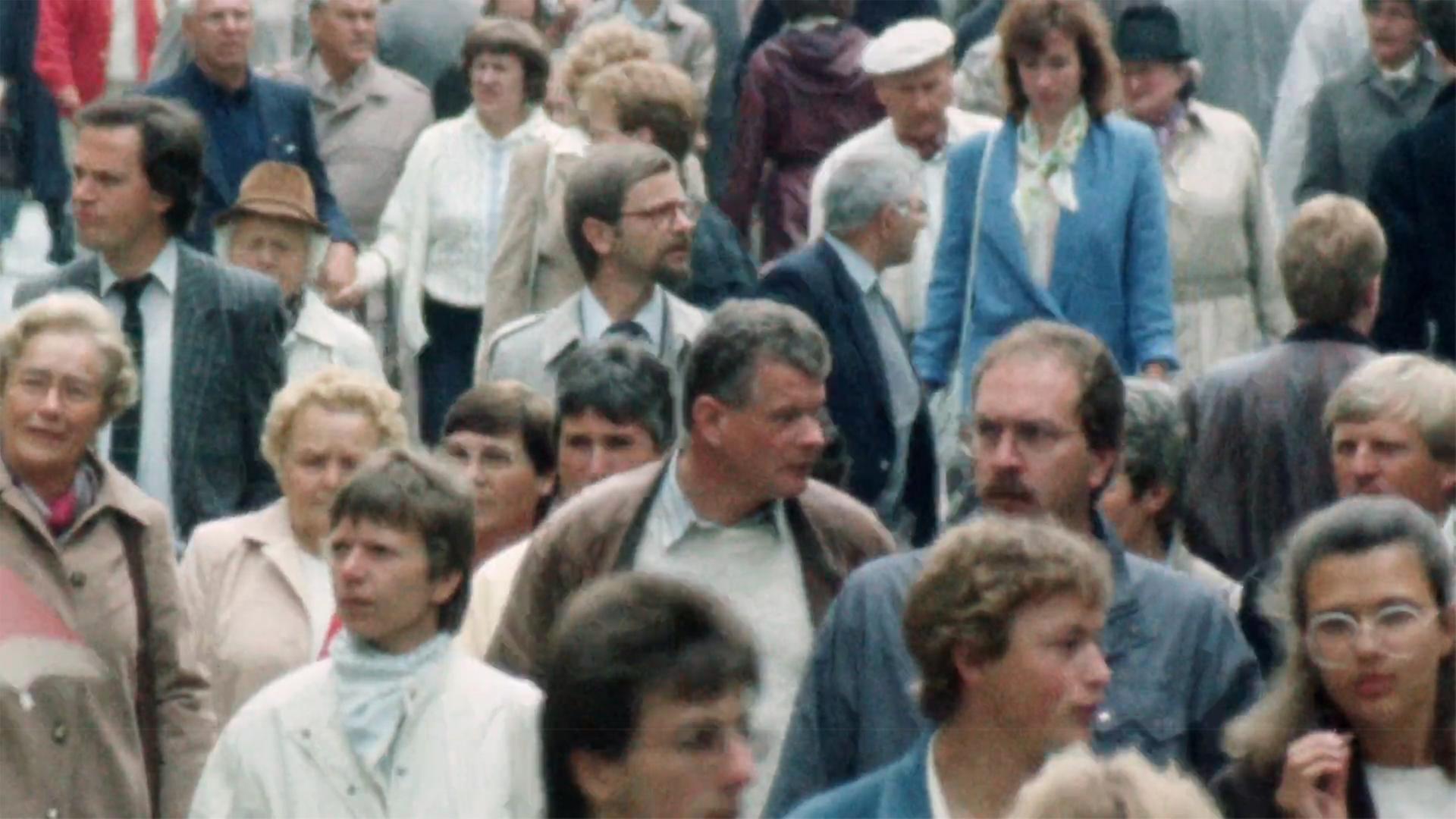 Dieser Screenshot zeigt eine Menschenmenge in den 1980er-Jahren. | rbb