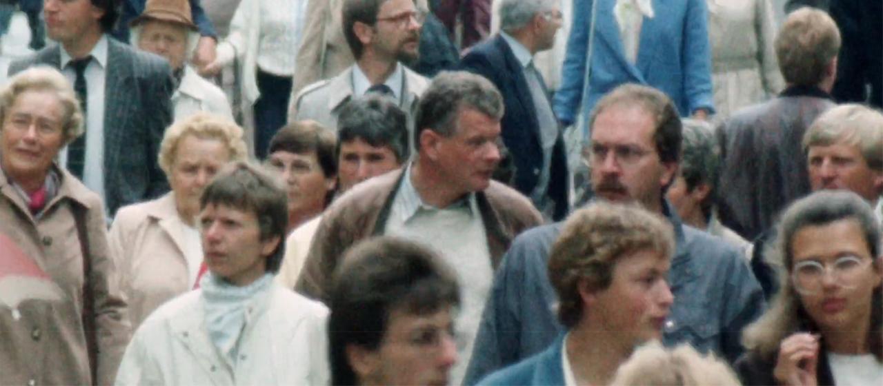 Dieser Screenshot zeigt eine Menschenmenge in den 1980er-Jahren.
