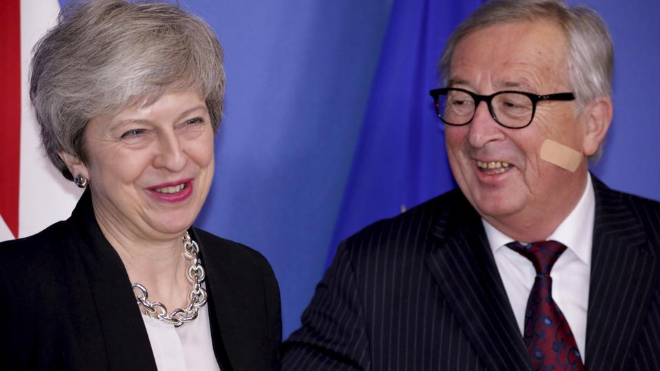 Noch im Februar wollen sich Juncker und May erneut treffen. | dpa EU-Kommissionspräsident Jean-Claude Juncker begrüßt die britische Premierministerin Theresa May in Brüssel.