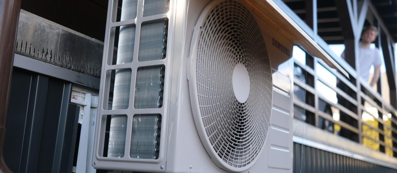 Eine Wärmepumpe ist in einem privaten Einfamilienhaus zu sehen.