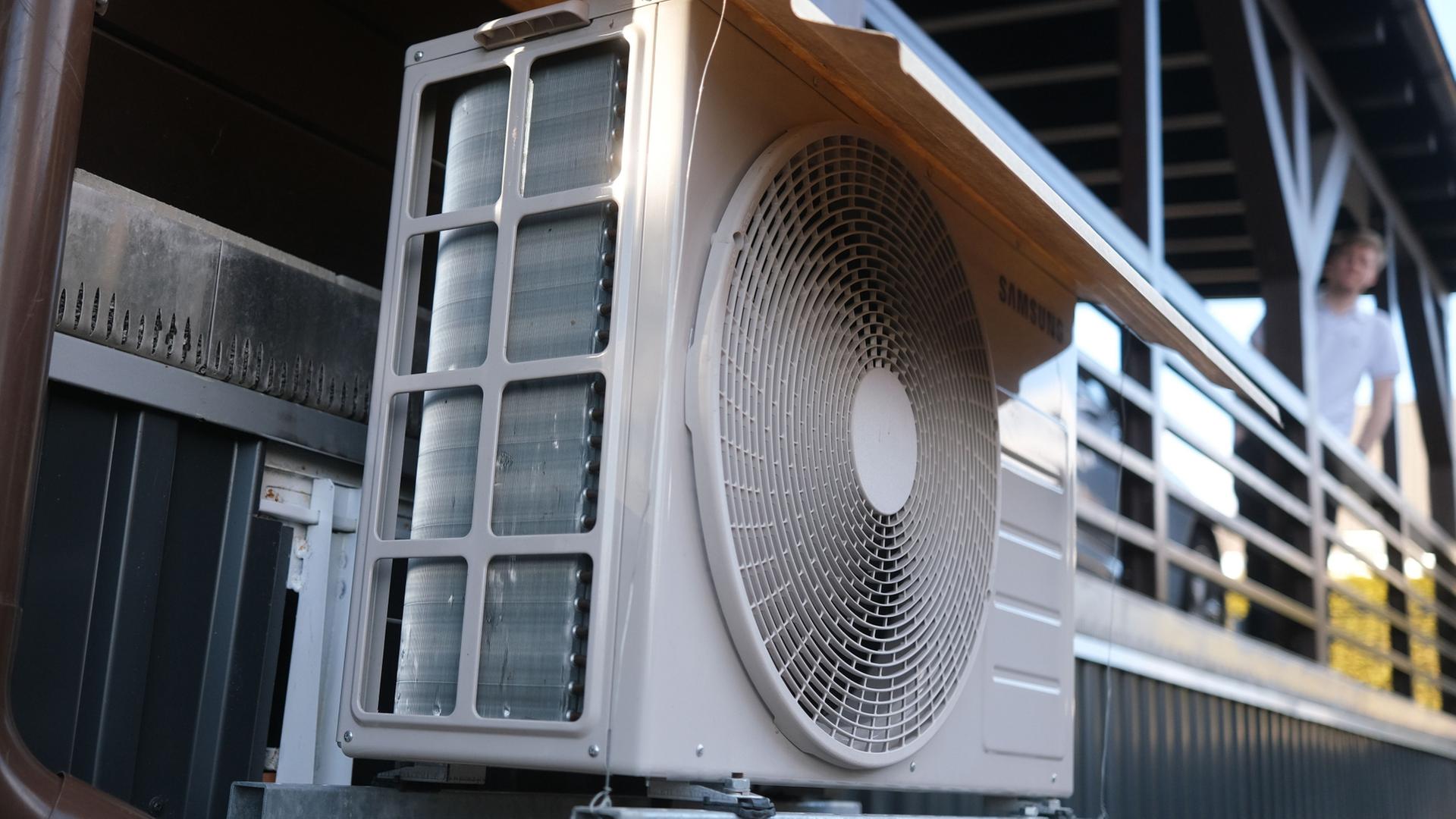 Eine W�rmepumpe ist in einem privaten Einfamilienhaus zu sehen. | Bernd Wei�brod/dpa