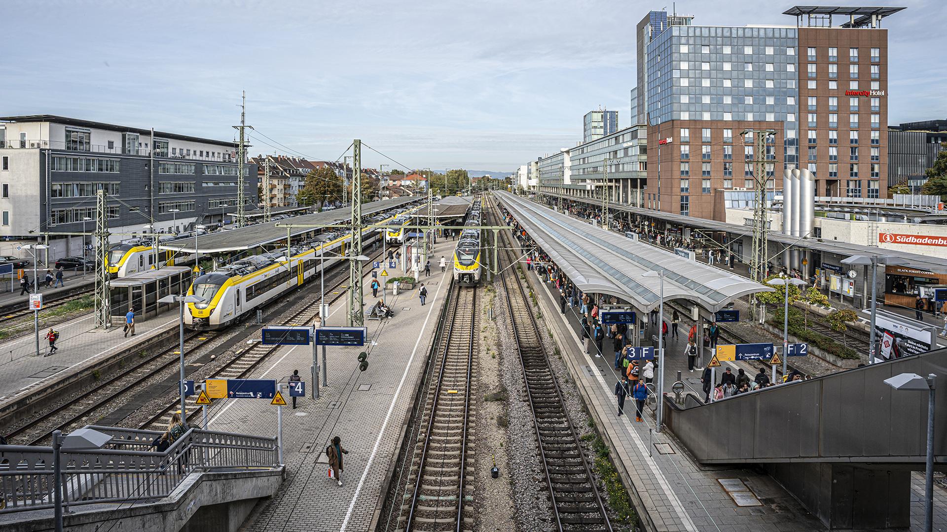Blick auf den Hauptbahnhof in Freiburg. | dpa
