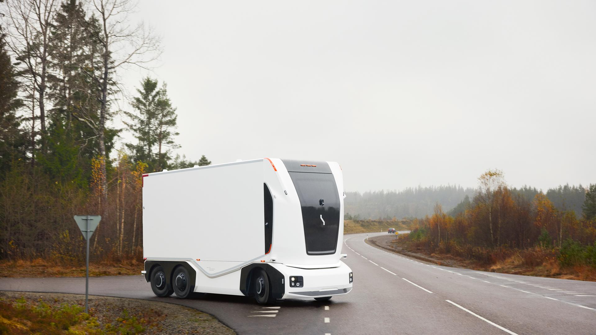 Ein autonom fahrender LKW fährt auf einer Landstraße | Einride