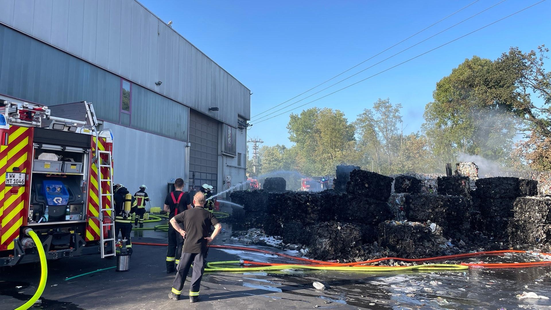 Feuer in einer Abfallwirtschaftsanlage in Boden