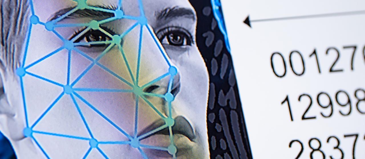 Eine Computergrafik zum Thema Gesichtserkennung ist auf einem Monitor im bayerischen Landeskriminalamt zu sehen (Archiv).