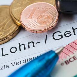 Lohn- und Gehaltsabrechnung, Bargeld, Stift und Taschenrechner.