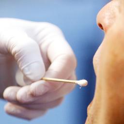 Ein DNA-Speicheltest wird bei einem Mann durchgeführt.