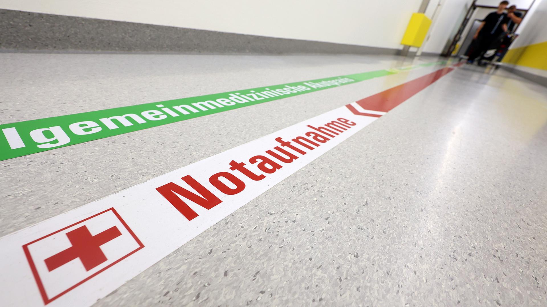 Ein Wegweiser leitet in einem Klinikum zur Notaufnahme. | dpa