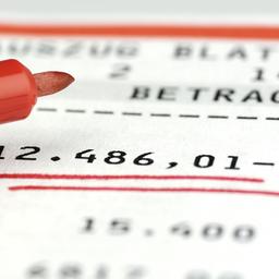 Kontoauszug mit Soll-Saldo und Rotstift