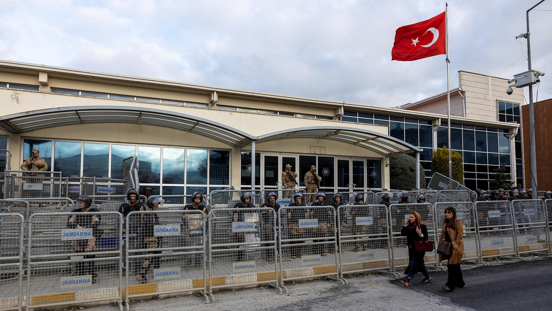 Prozess gegen İmamoğlu: Wenn der Angeklagte nur per Fernglas zu sehen ist