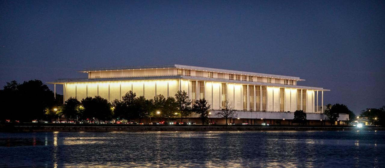 Blick auf das Kennedy Center am Abend.