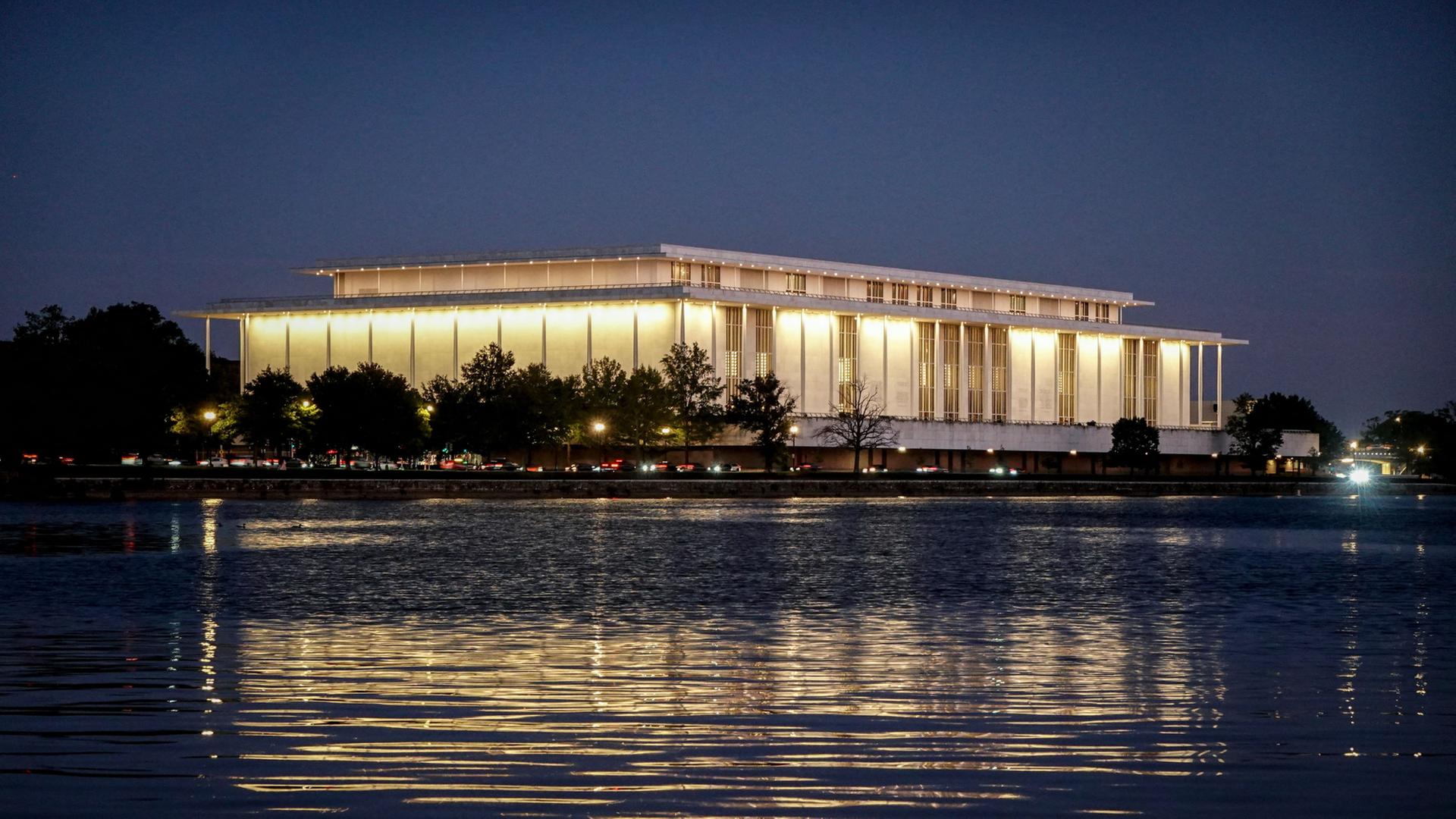 Blick auf das Kennedy Center am Abend. | Kay Nietfeld/dpa