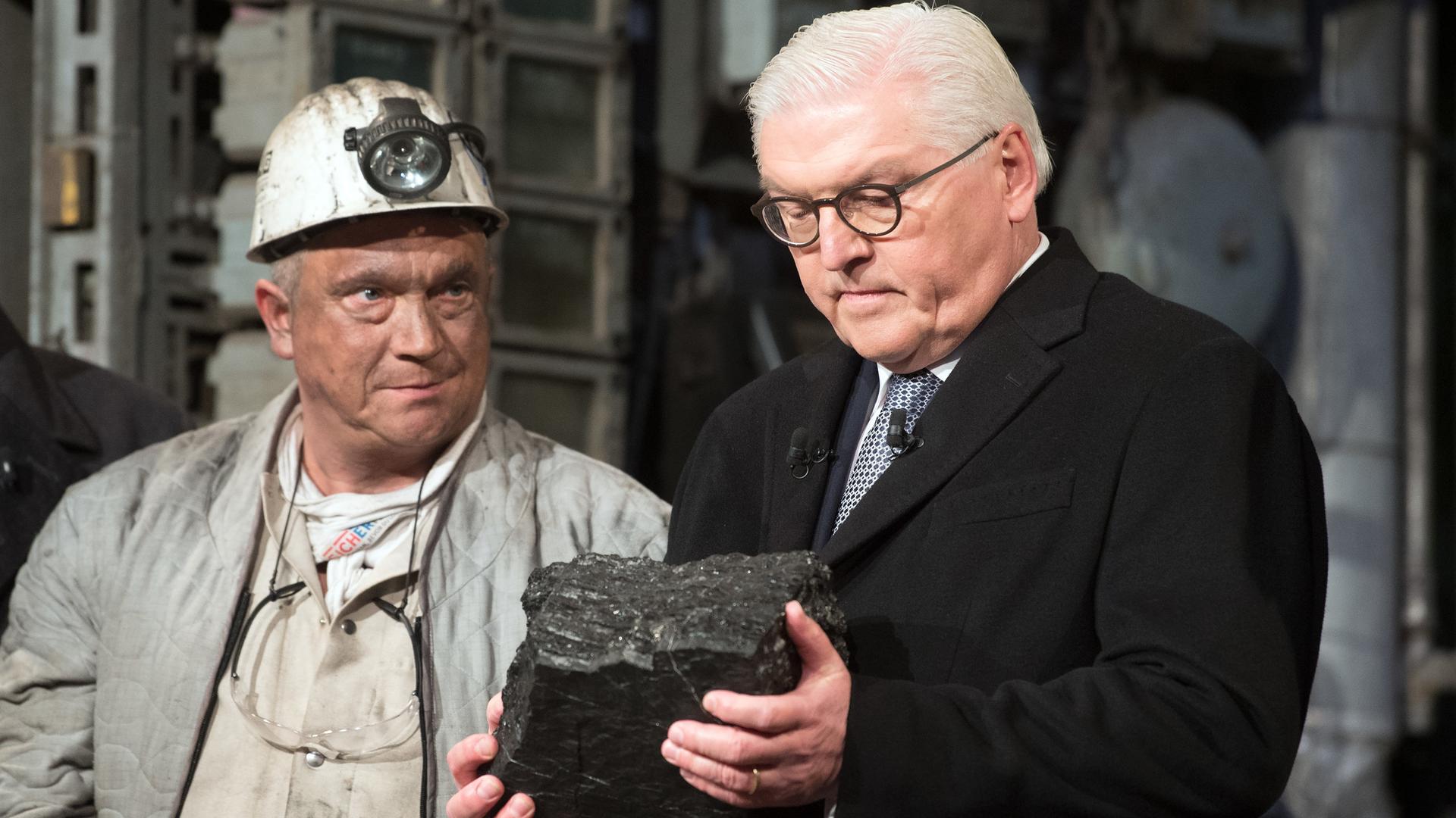 Bundespräsident Steinmeier übergibt Haus der Geschichte letzte Kohle Bundespräsident Steinmeier übergibt Haus der Geschichte letzte Kohle