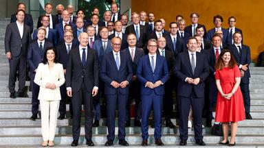 Die Teilnehmer und Teilnehmerinnen des Investitionsgipfels im Bundeskanzleramt