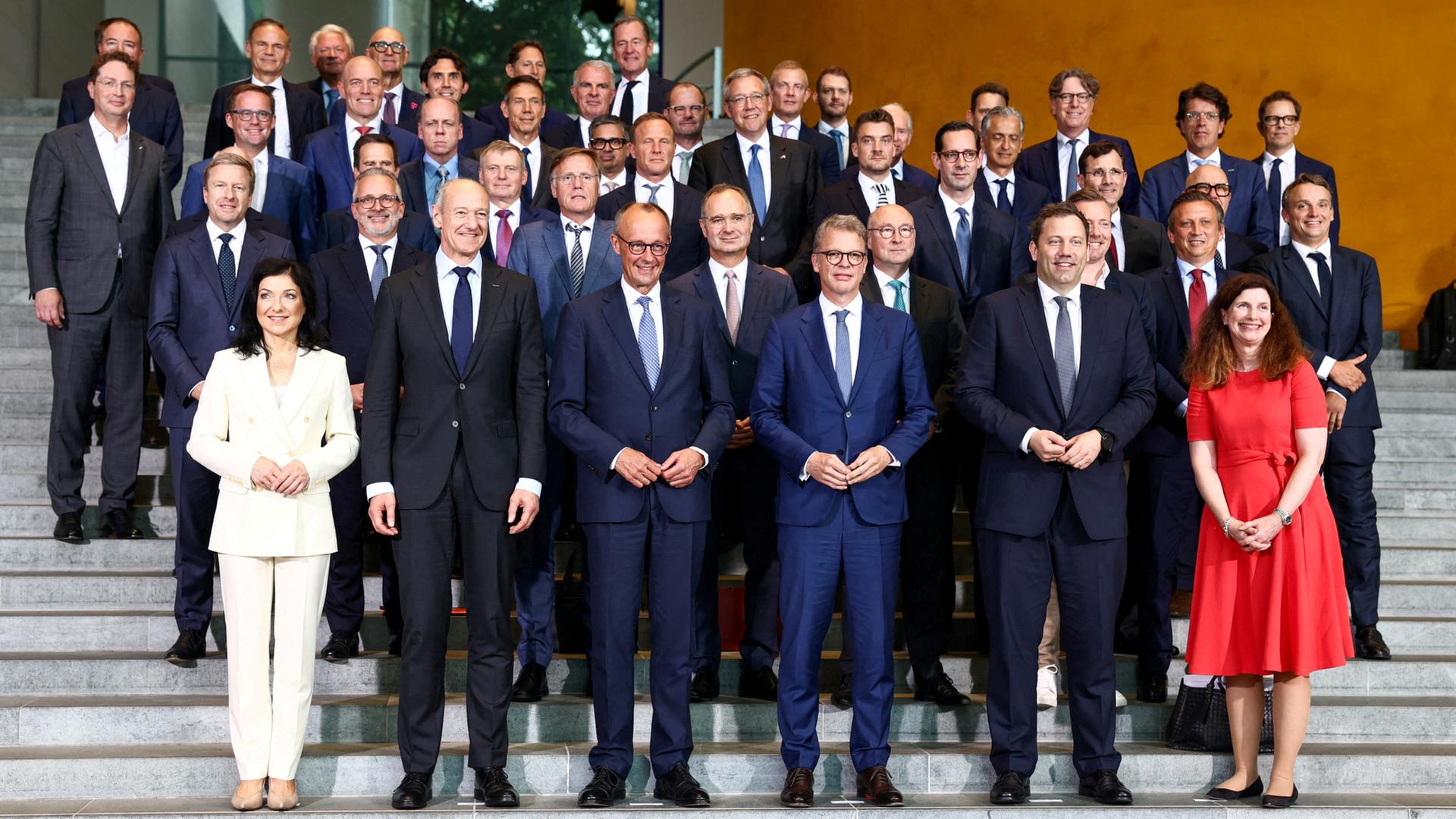Die Teilnehmer und Teilnehmerinnen des Investitionsgipfels im Bundeskanzleramt | REUTERS
