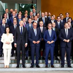 Die Teilnehmer und Teilnehmerinnen des Investitionsgipfels im Bundeskanzleramt