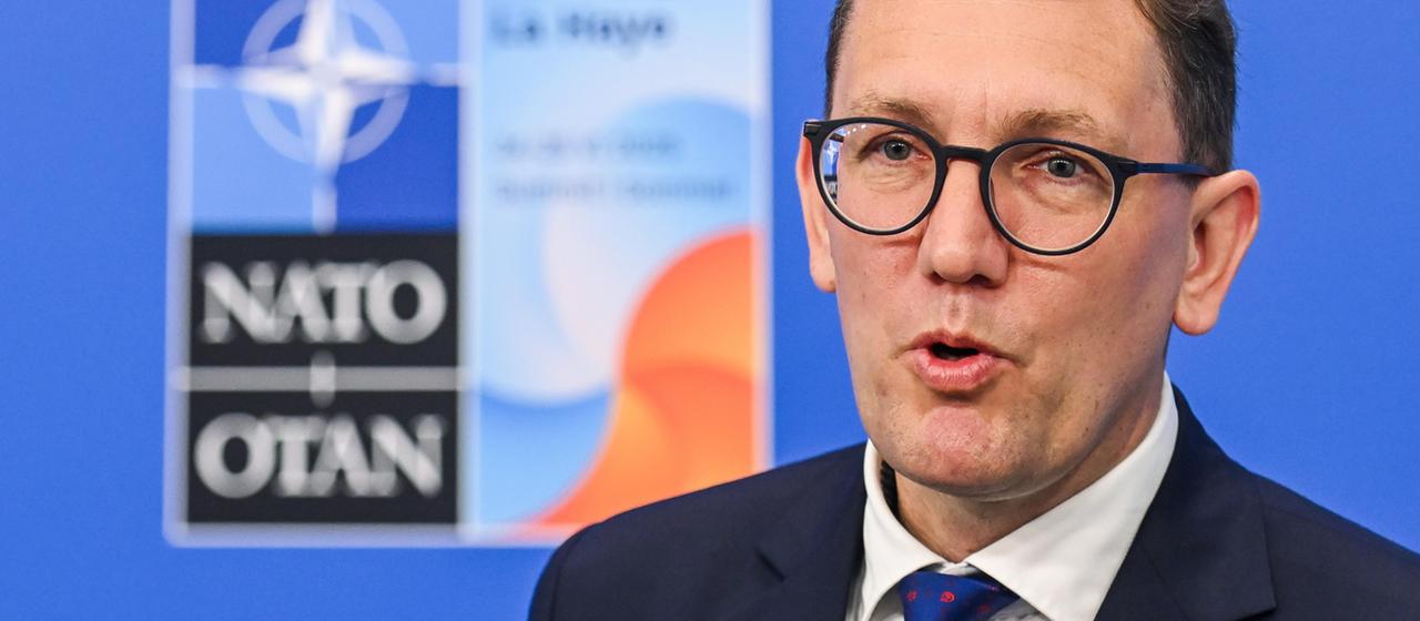 Kristen Michal spricht auf einer NATO-Veranstaltung.