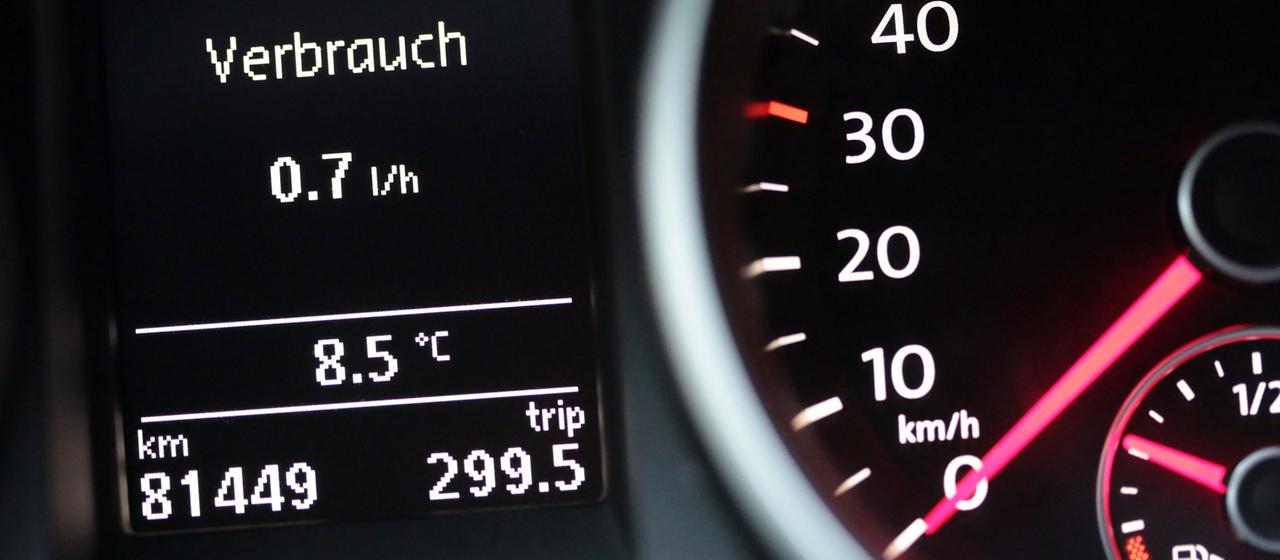 Blick auf einen Tachometer.