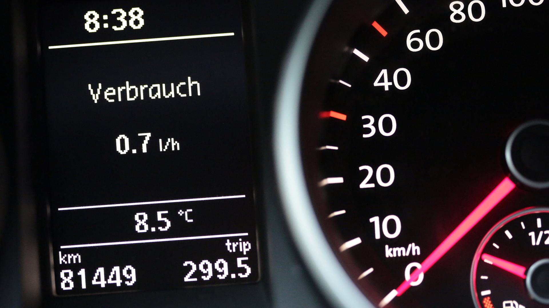 Blick auf einen Tachometer. | dpa