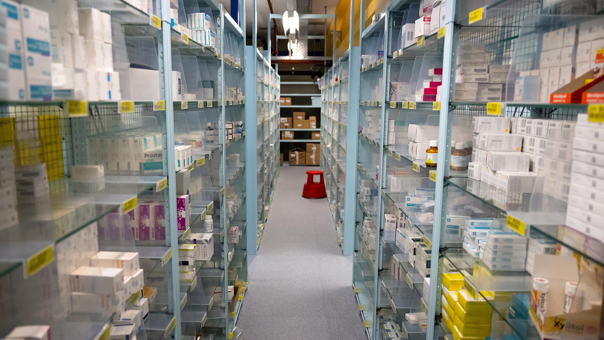 Arzneimittel liegen in Regalen eines Pharmagrohndlers. | dpa