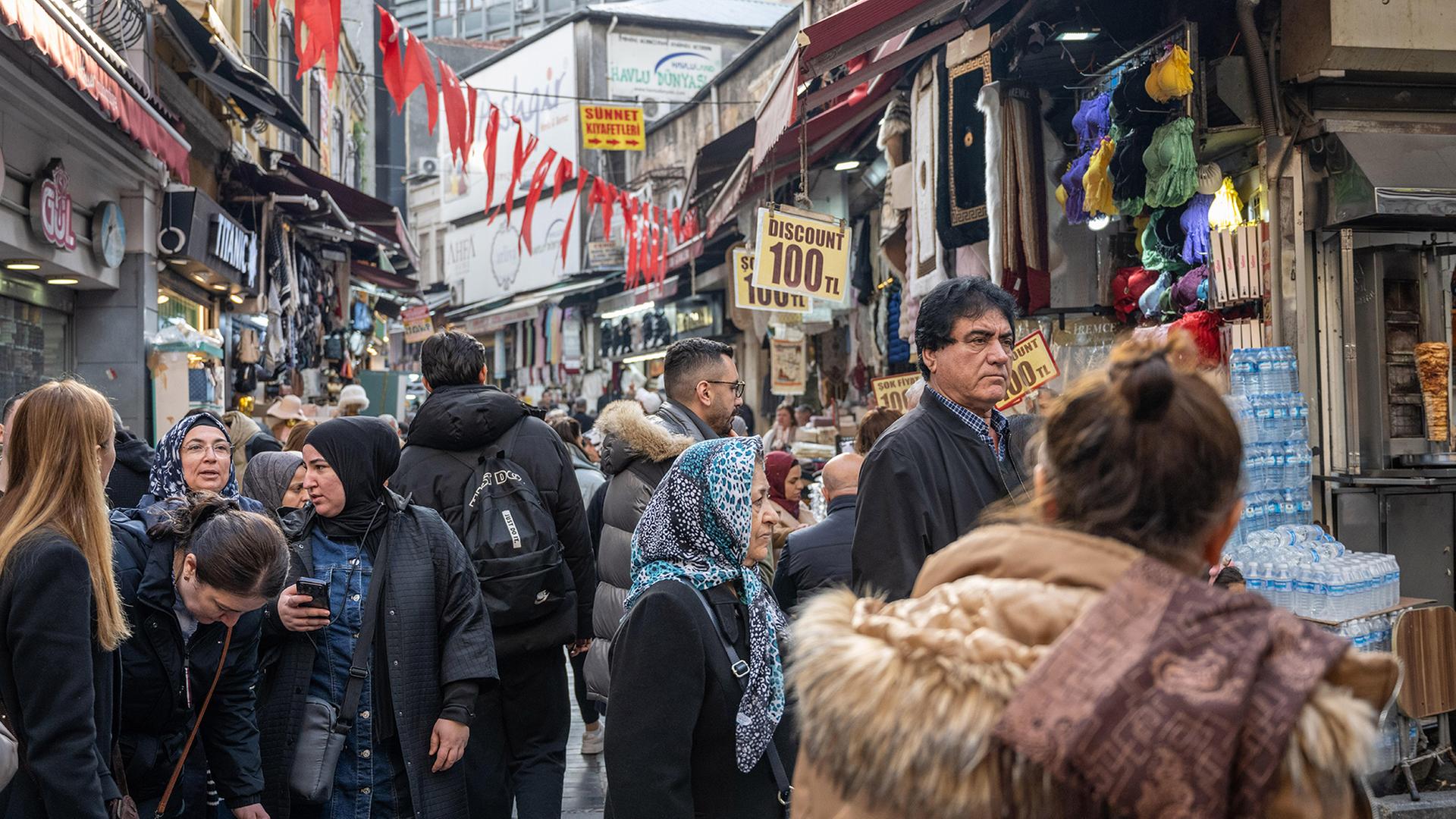Menschen gehen in Istanbul durch eine Einkaufsstraße. | picture alliance / Sipa USA