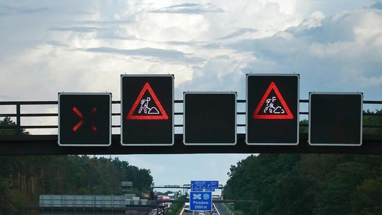 Baustellenwarnung vor dem Dreieck Potsdam. (Quelle: dpa/Sorge)