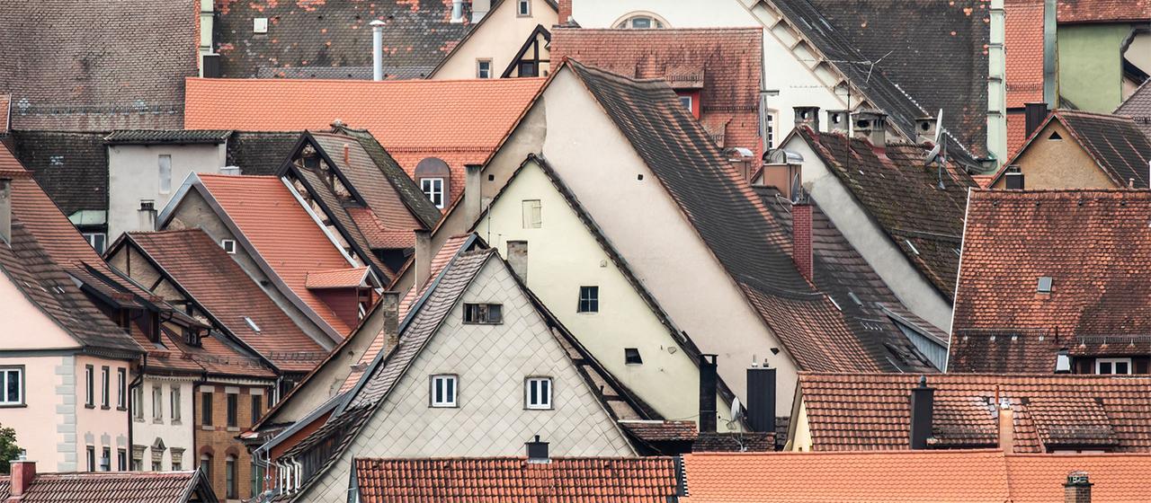 Zahlreiche Dächer sind in der historischen Innenstadt von Rottweil zu sehen.