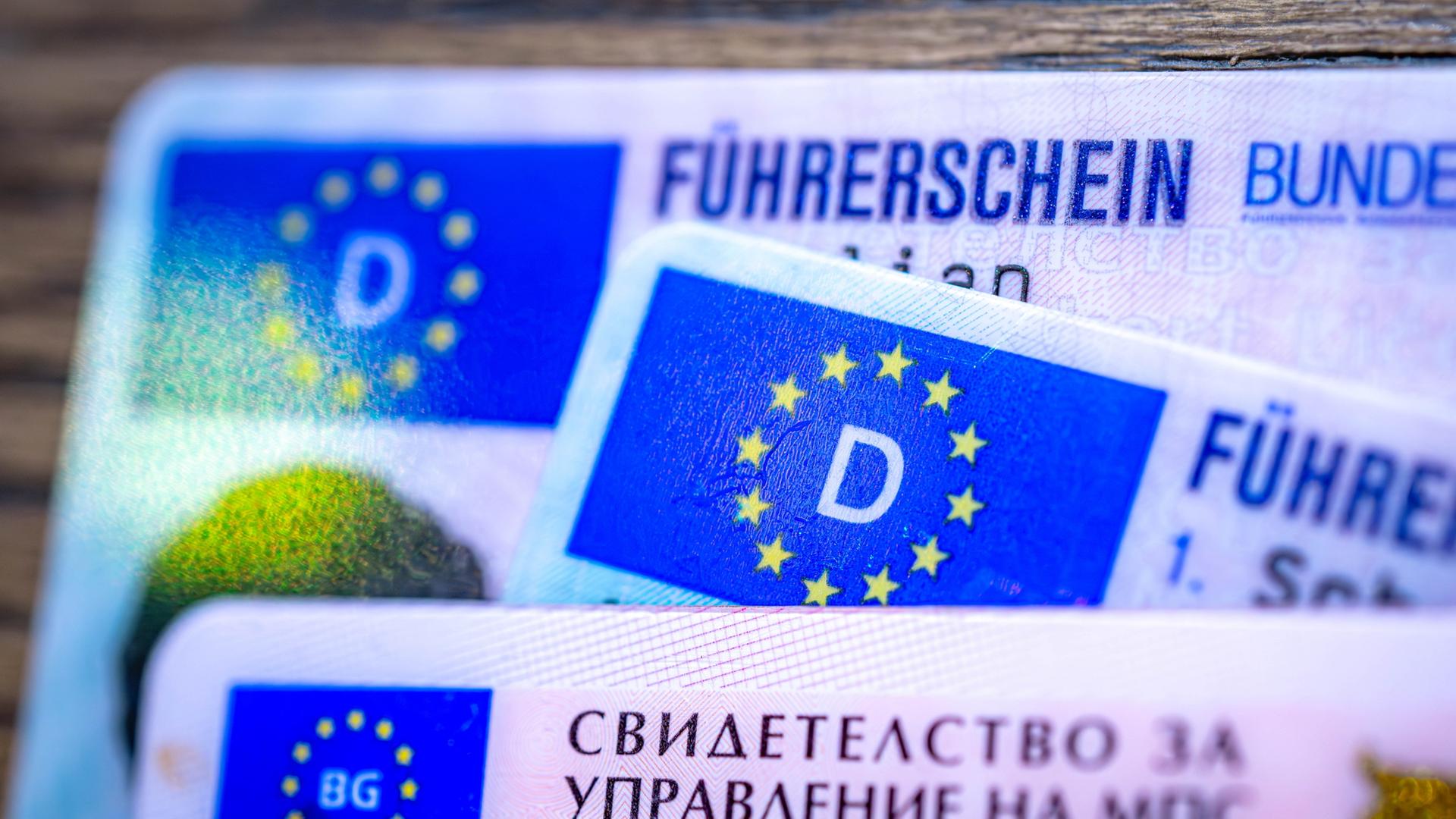 Führerscheine im europäischen Scheckkartenformat. | dpa