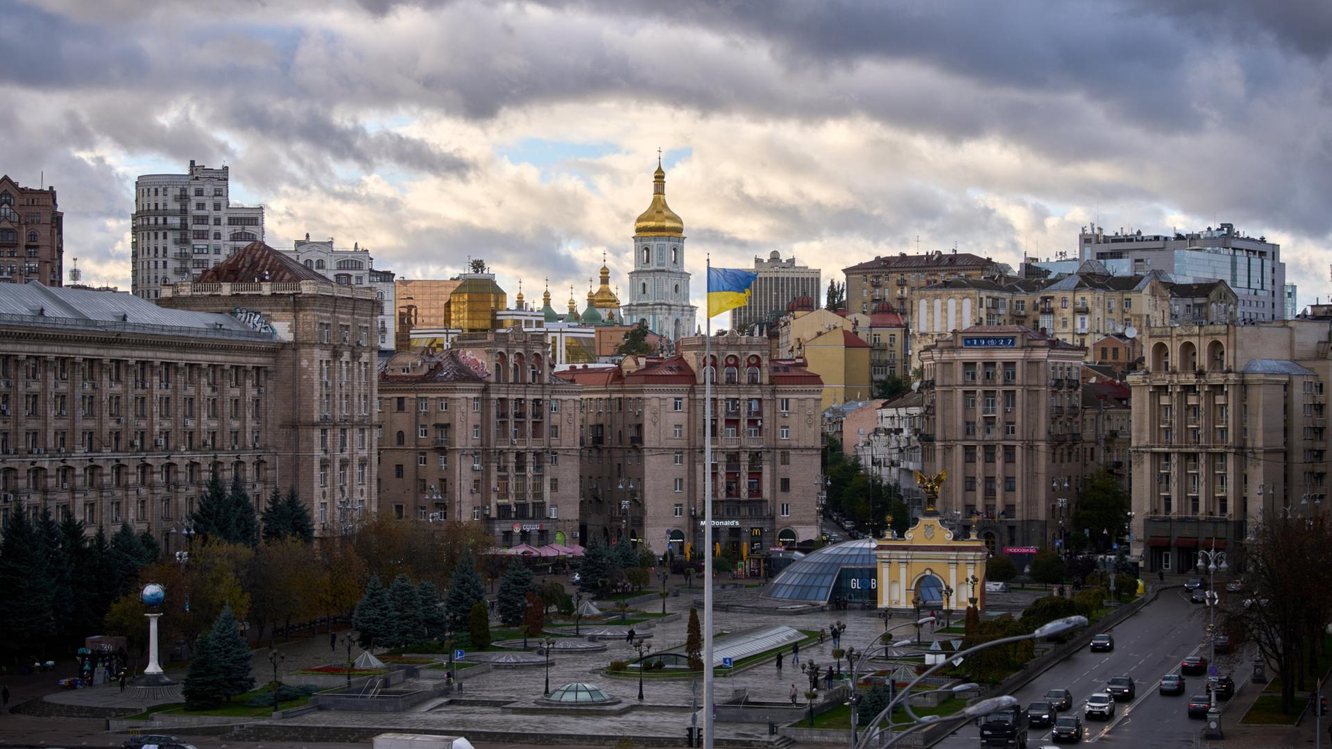 Ukrainische Nationalflaggen wehen auf dem Unabhängigkeitsplatz in Kiew | AP