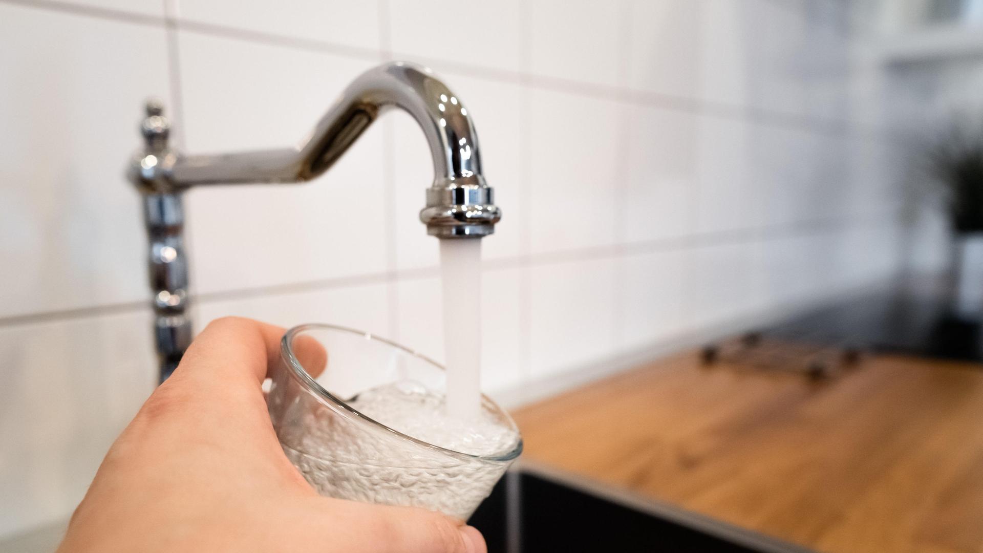 Trinkwasser aus dem Wasserhahn | picture-alliance/dpa