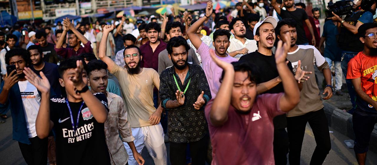 Junge Männer protestieren.