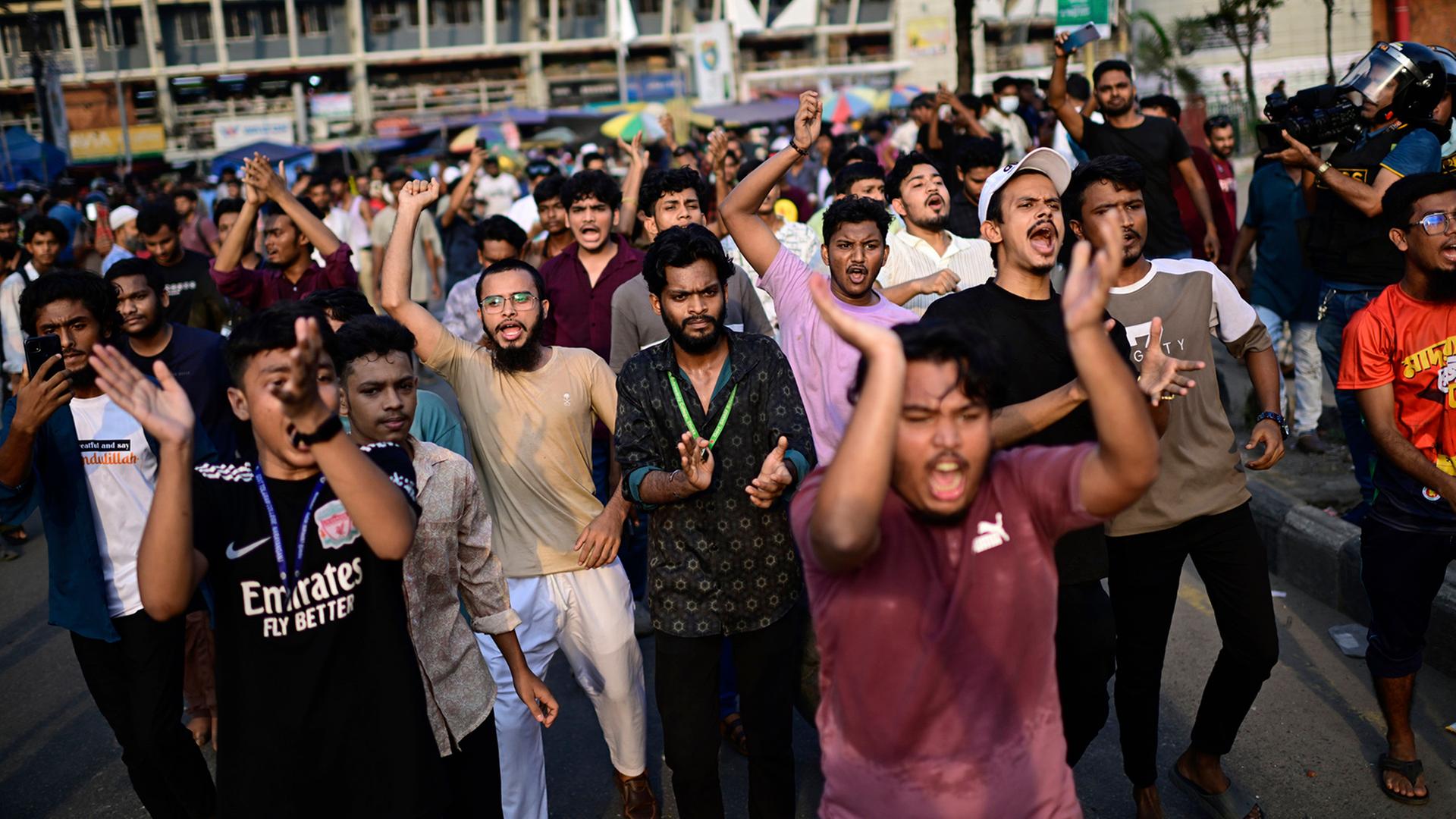 Viele Kinder unter Todesopfern nach Flugzeugabsturz in Bangladesch