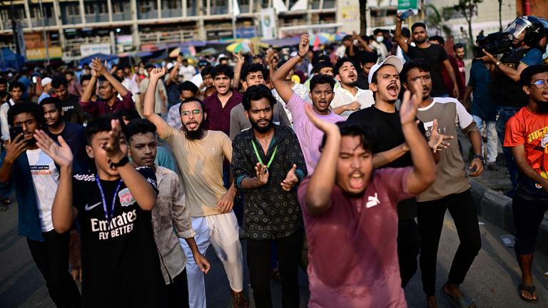 Junge Männer protestieren.
