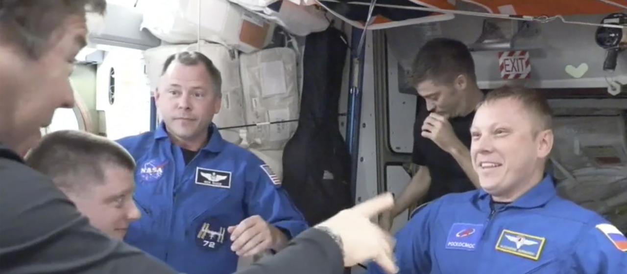 In blauen Anzügen betreten Nick Hague (links) von der NASA und Alexander Gorbunov von der Russischen Weltraumbehörde die Internationale Raumstation aus der SpaceX-Kapsel Dragon.