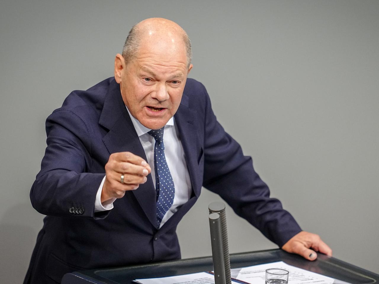 Streit über Asylpolitik beherrscht Haushaltsdebatte im Bundestag