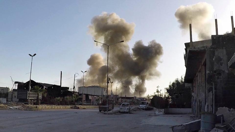 Rauchwolke über der umkämpften syrischen Stadt Duma