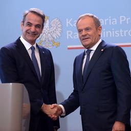 Polens Regierungschef Tusk und Griechenlands Regierungschef Mitsotakis (v.r., Archivbild)