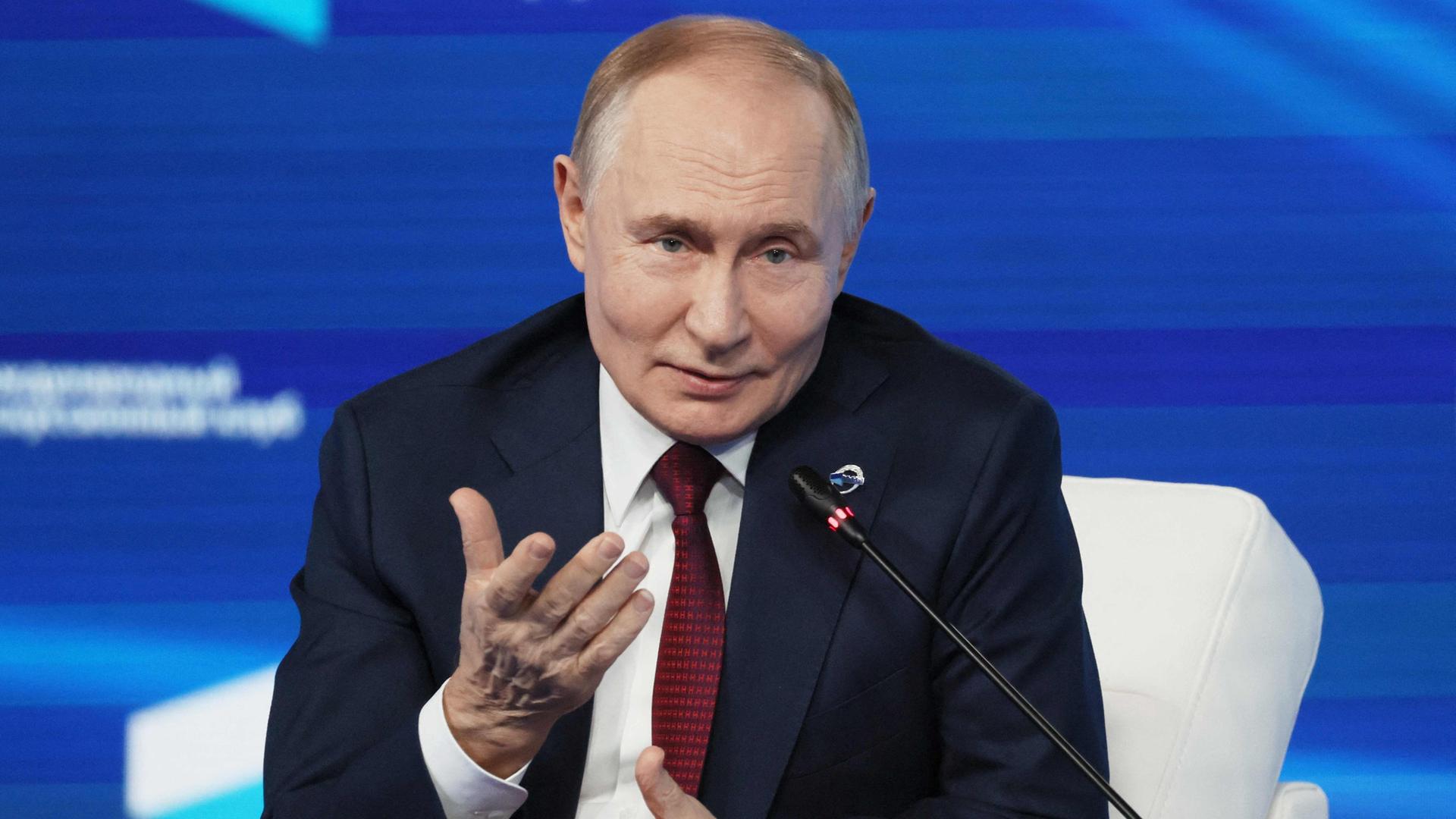 Russlands Präsident Putin spricht bei einer politischen Diskussionsrunde in Sotschi. | AFP