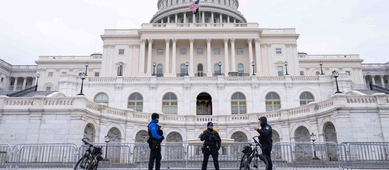 Polizisten vor dem Kapitol in Washington