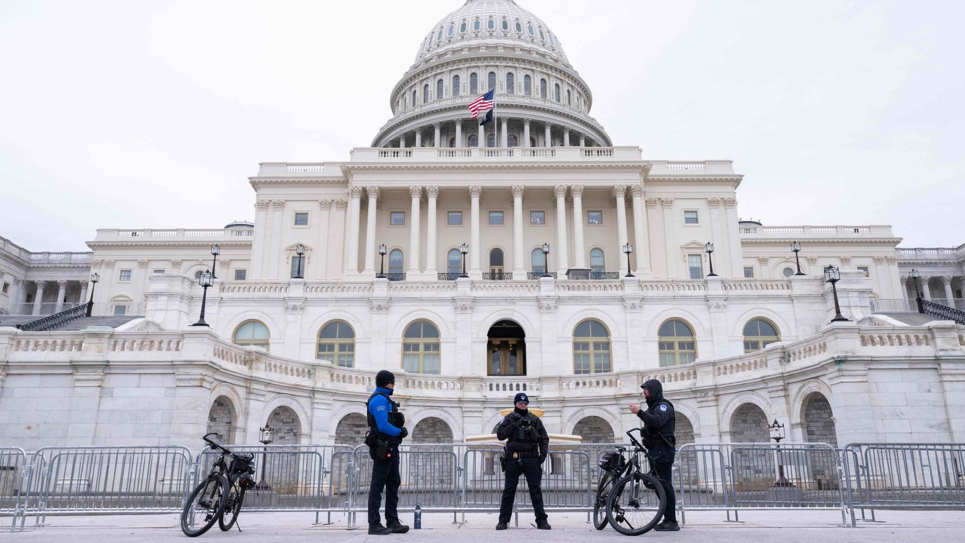 Polizisten stehen vor dem Kapitol in Washington. | AFP