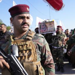 Mitglieder einer irakischen schiitischen militanten Gruppe tragen den Sarg eines Kämpfers der Kataib-Hezbollah-Miliz, der bei einem US-Luftangriff in der Provinz Babil getötet wurde, während seiner Beerdigung in Bagdad, Irak. (Archivbild vom 26. Dezember 2024)