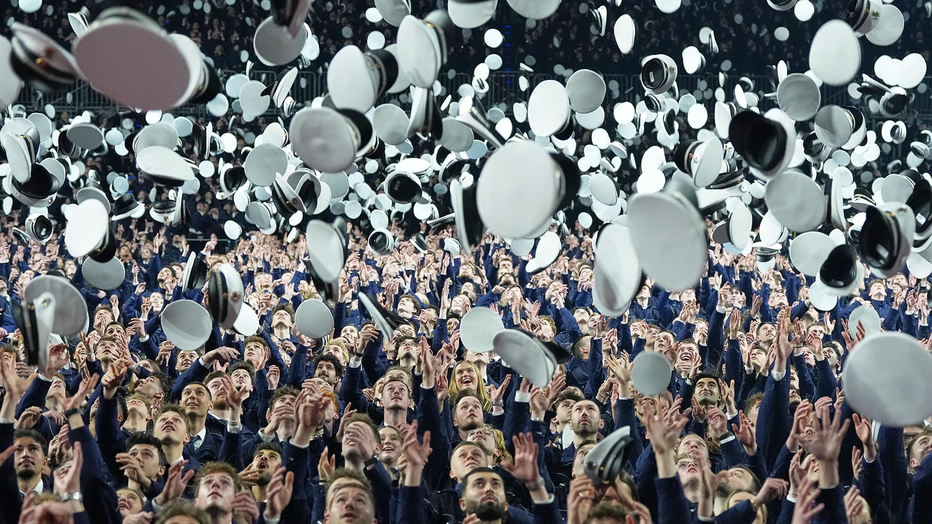 PolizeianwÃ¤rter werfen bei einer Vereidigungsfeier der Polizei Nordrhein-Westfalen ihre MÃ¼tzen in die Luft. | AP