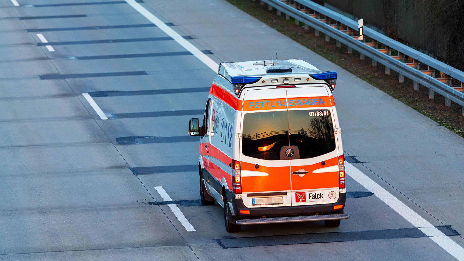 Rettungswagen des Rettungsdienstes fährt auf der Autobahn A15 bei Cottbus. (Quelle: dpa/Franke) | dpa/Franke