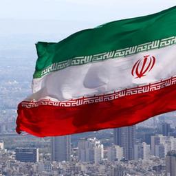 Iranische Flagge im Hintergrund Teheran