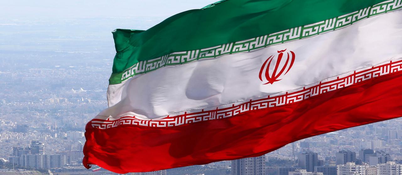 Iranische Flagge im Hintergrund Teheran