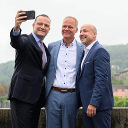 Jens Spahn, Matthias Miersch und Alexander Hoffmann nehmen ein Selfie auf.