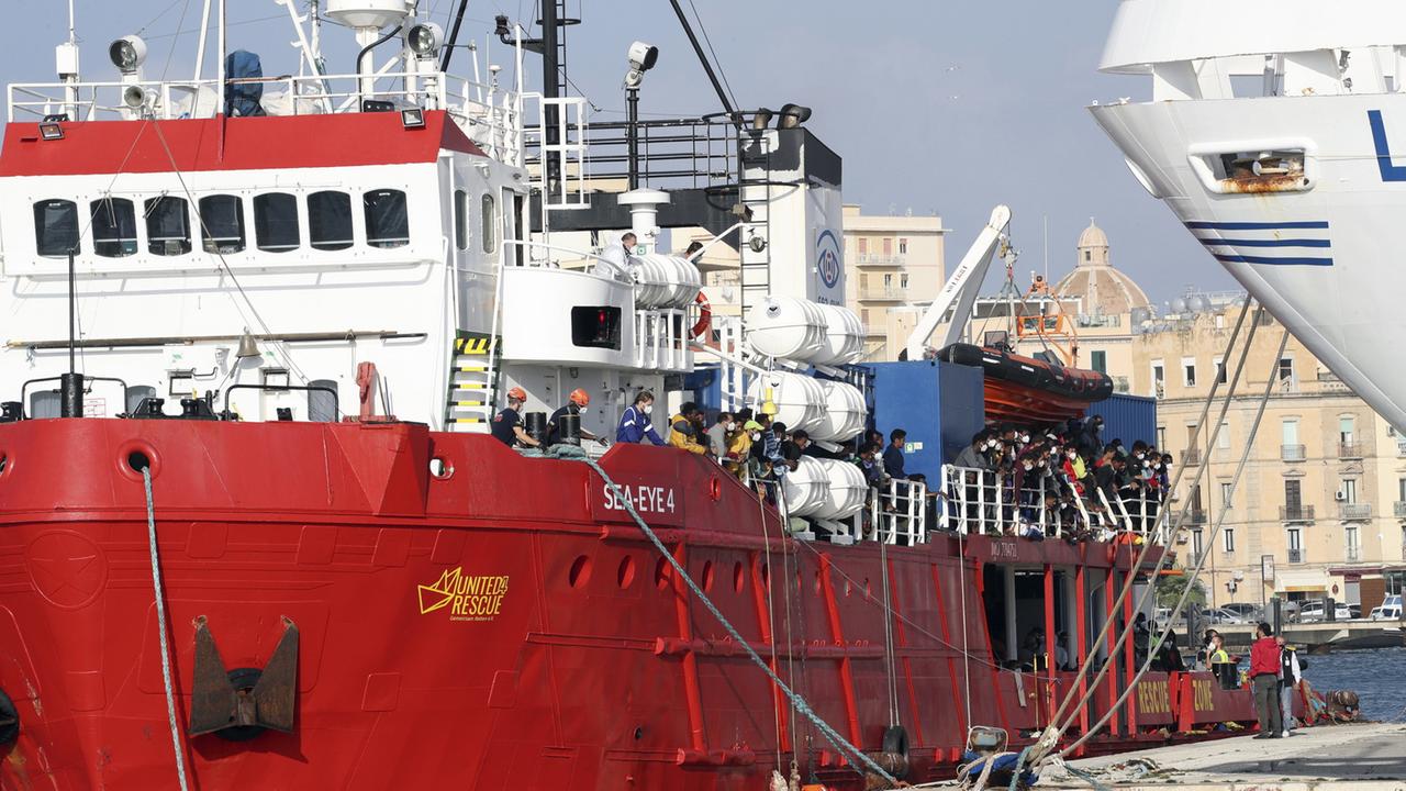 Italy arrests two German rescue ships