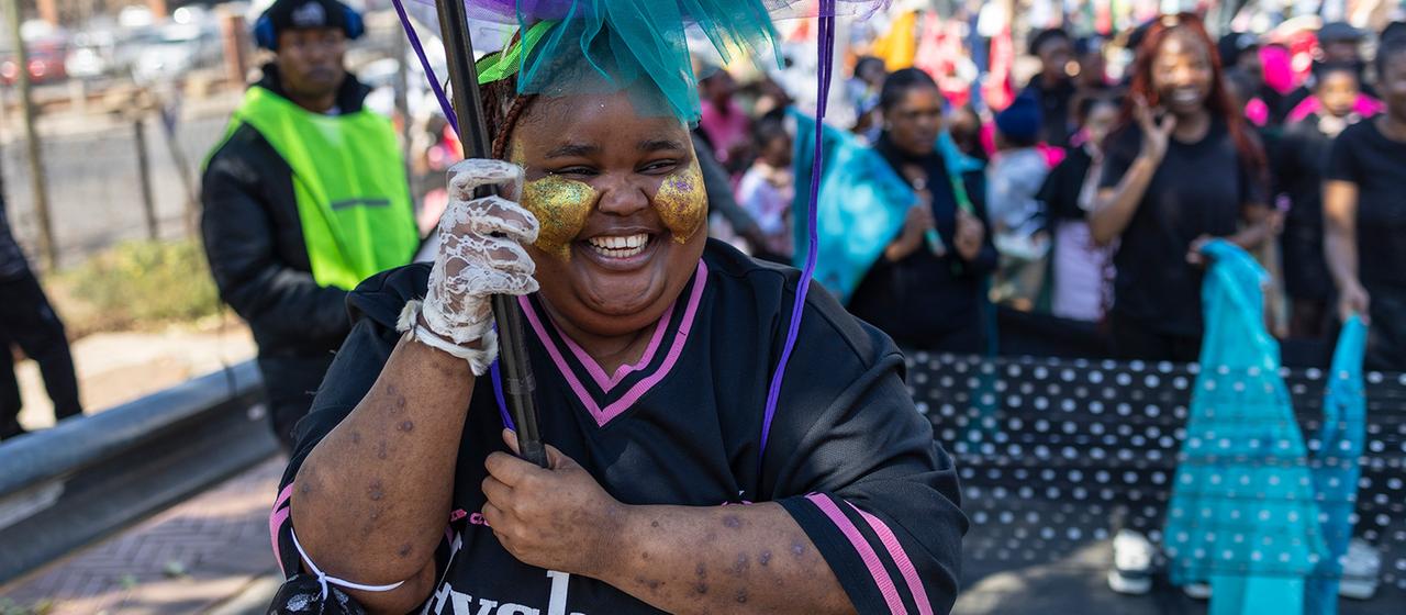 Künstler und Mitglieder der lokalen Gemeinschaft nehmen an der Straßenparade "Hey Hillbrow! Let's Dlala!" im Johannesburger Stadtteil Hillbrow in Südafrika teil.