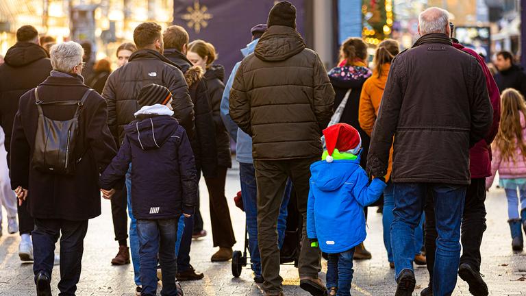 Passanten gehen durch die Fußgängerzone in der Innenstadt von Hannover.